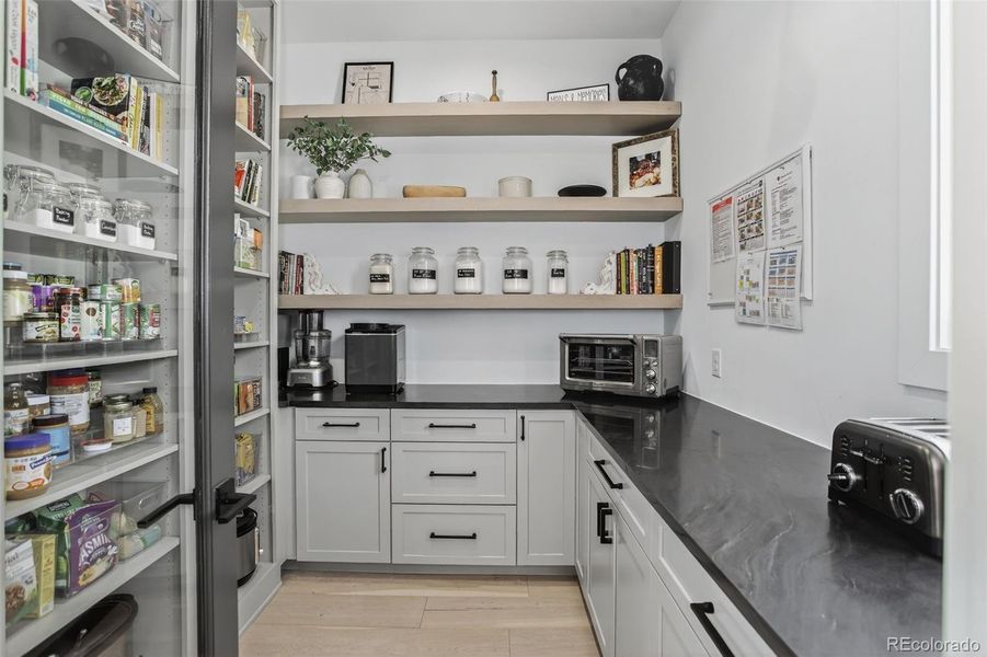 Walk in Pantry with ample space Walk in Pantry with ample space