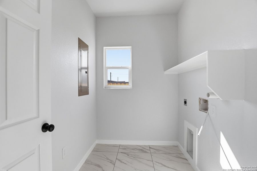 Spacious, unfurnished interior of a new home in , Atascosa (Image 31).