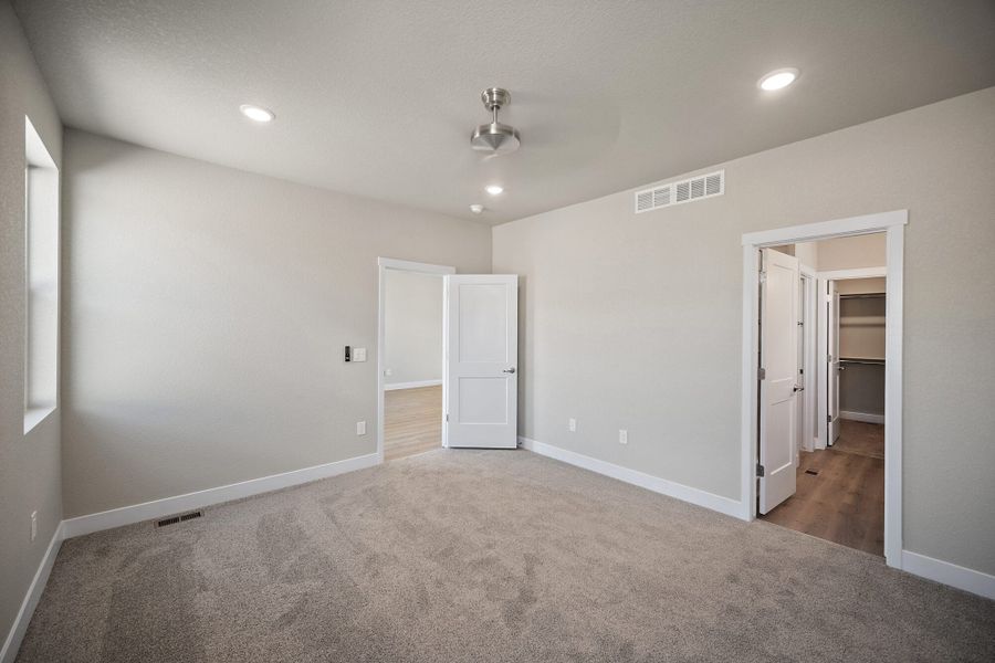 Spacious, unfurnished interior of a new home in Trails at Aspen Ridge-3, Colorado Springs (Image 25).