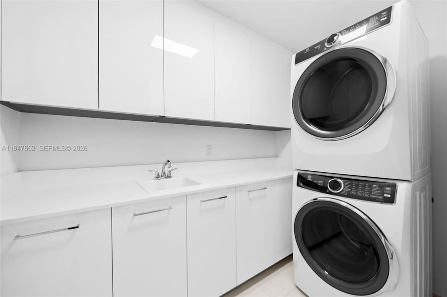 Furnished interior view inside a new home in , Fort Lauderdale (Image 11).
