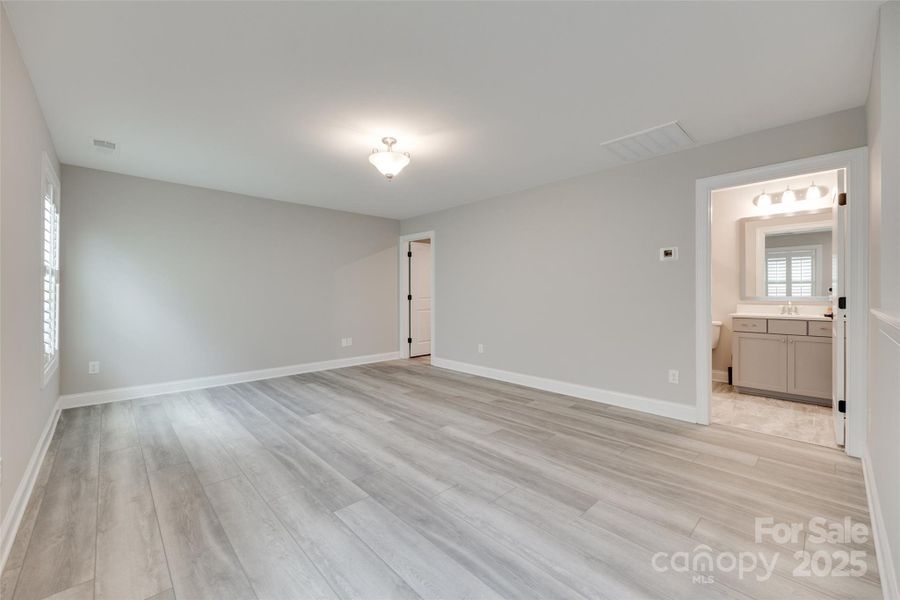 Spacious, unfurnished interior of a new home in Handsmill on Lake Wylie, York (Image 18).