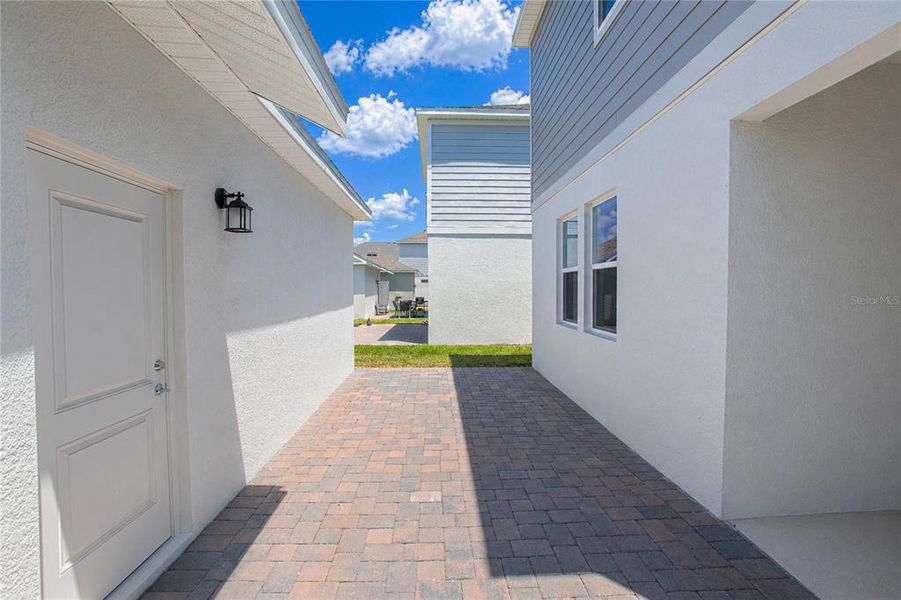 Exterior details and patio area of a home in Tohoqua, Kissimmee (Image 3).