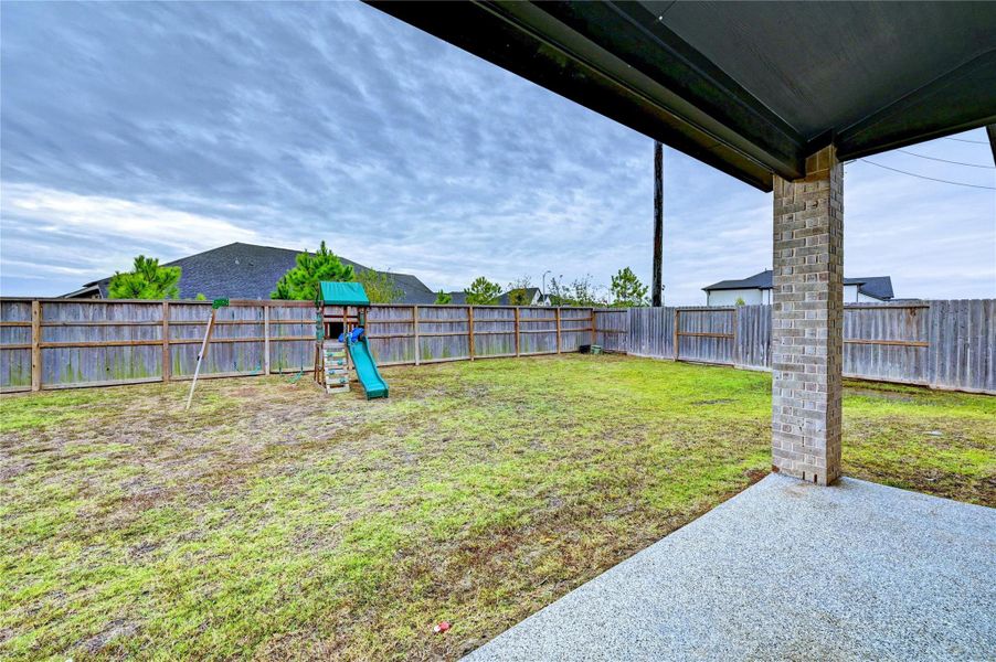 Exterior details and patio area of a home in Cross Creek West - 55', Fulshear (Image 21).