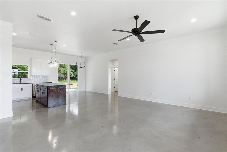 Spacious, unfurnished interior of a new home in , Weatherford (Image 16).