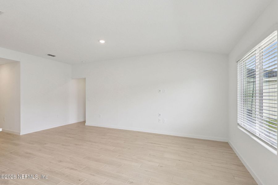 Spacious, unfurnished interior of a new home in Kings Preserve, Jacksonville (Image 24).