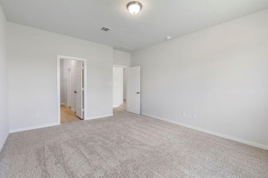 Spacious, unfurnished interior of a new home in , Huntsville (Image 14).