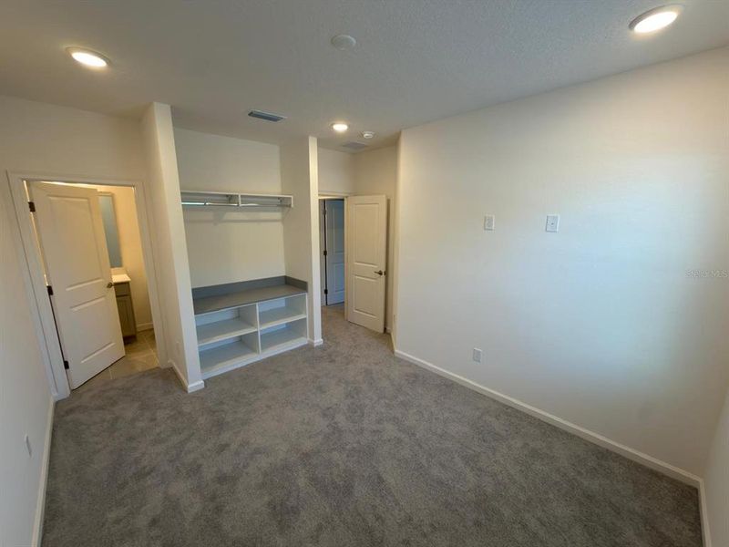 Spacious, unfurnished interior of a new home in , Orlando (Image 13).