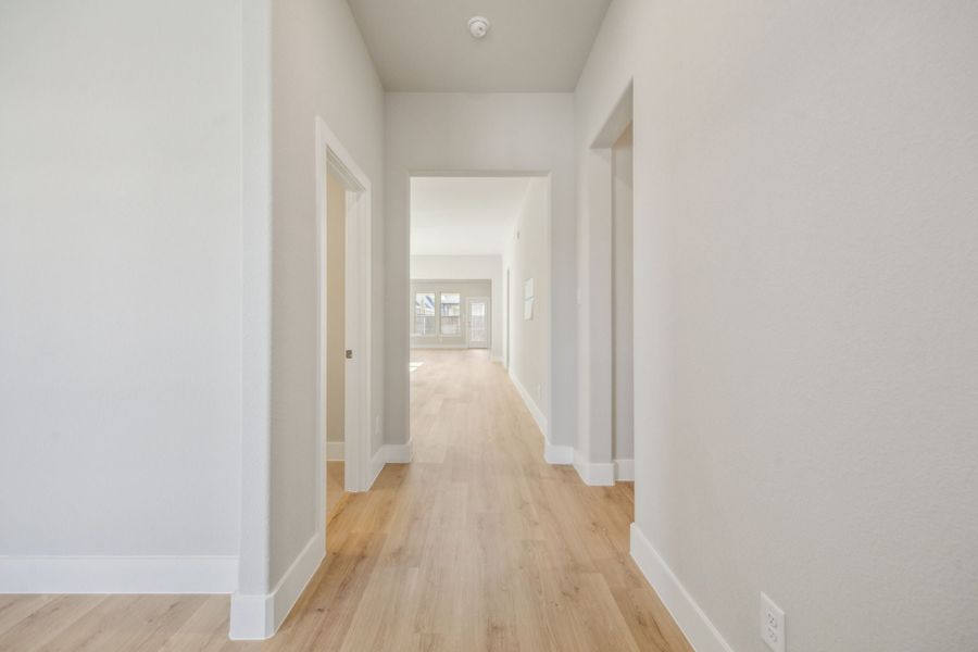 Spacious, unfurnished interior of a new home in Dove Hollow, Waxahachie (Image 21).