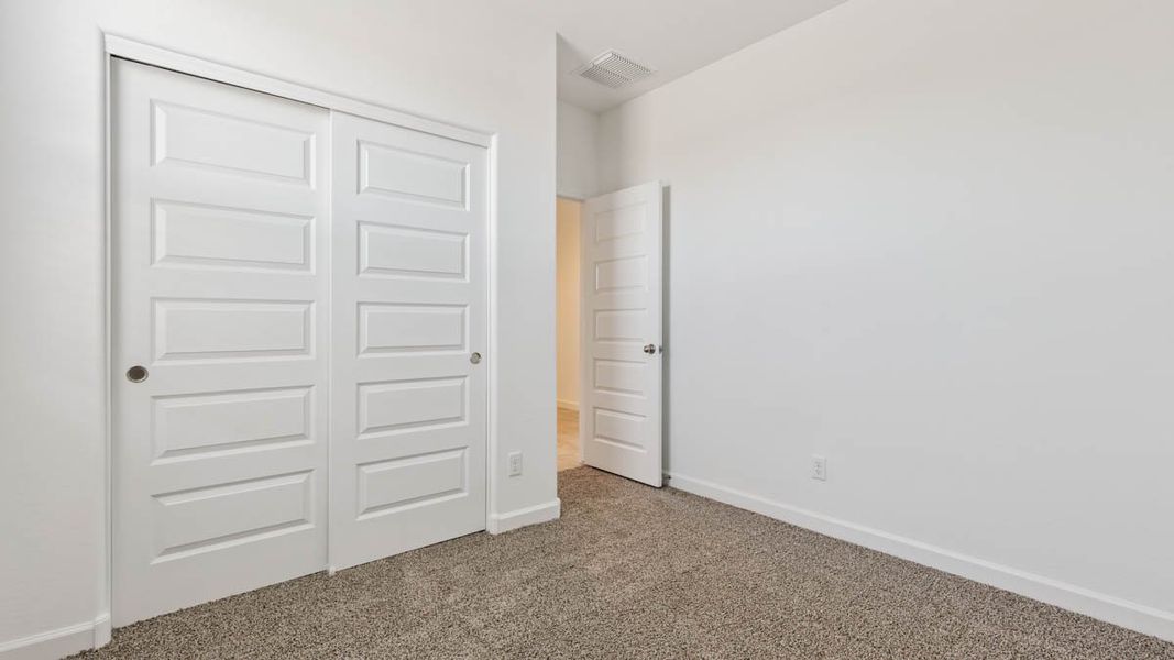Spacious, unfurnished interior of a new home in Sorrento, Maricopa (Image 17).