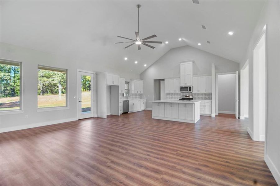 Spacious, unfurnished interior of a new home in , Lindale (Image 27).