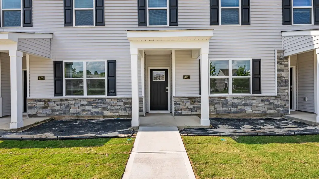 Exterior details and patio area of a home in Clock Road Townhomes, New Bern (Image 3).