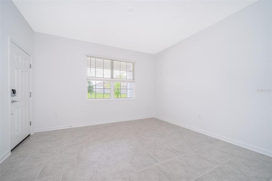 Spacious, unfurnished interior of a new home in Windsong: Estate Collection, Leesburg (Image 17).