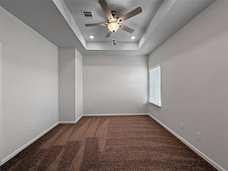 Spacious, unfurnished interior of a new home in Sierra Vista, Iowa Colony (Image 15).