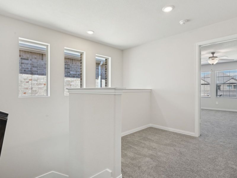 Spacious, unfurnished interior of a new home in Oak Ridge Park, Corinth (Image 9).