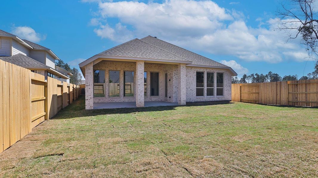 Exterior details and patio area of a home in Evergreen, Conroe (Image 3).