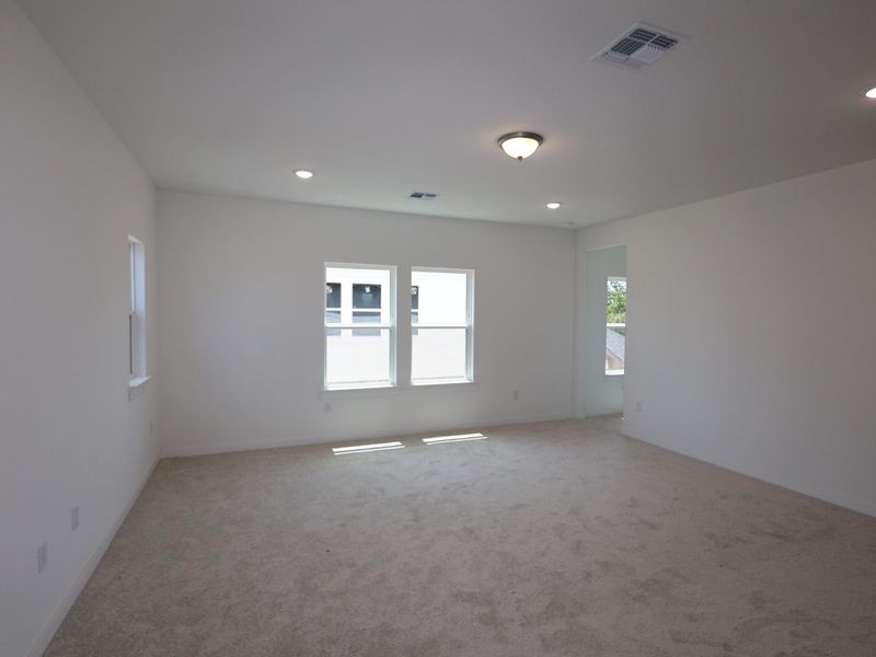 Spacious, unfurnished interior of a new home in Edgewood, Leander (Image 11).