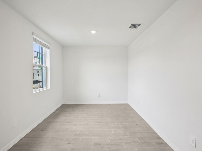 Spacious, unfurnished interior of a new home in The Grove at Stuart Crossing - Classic Series, Bartow (Image 10).