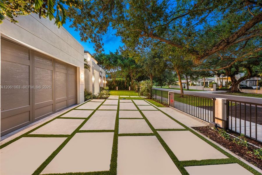 Exterior details and patio area of a home in , Coral Gables (Image 4).