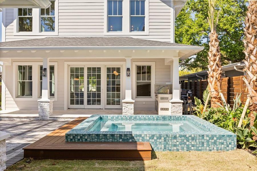 Exterior details and patio area of a home in , Orlando (Image 4).