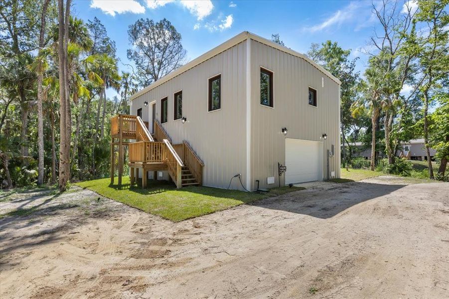 Exterior details and patio area of a home in , Homosassa (Image 20).