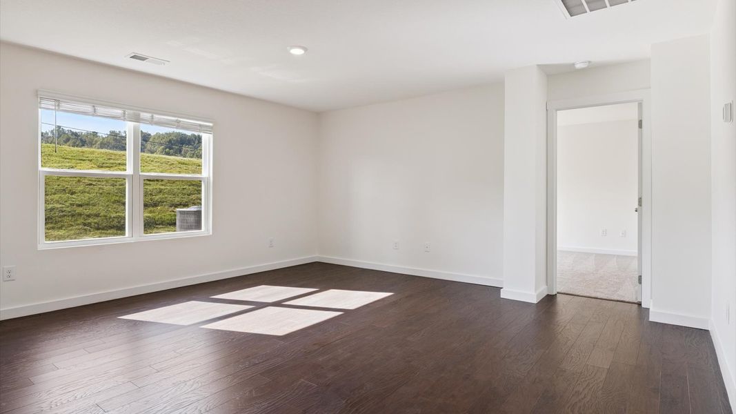 Spacious, unfurnished interior of a new home in Emory Creek, Harriman (Image 9).