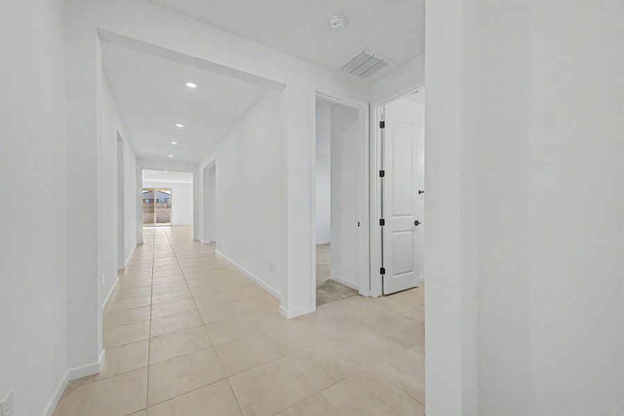 Spacious, unfurnished interior of a new home in Frontera, Surprise (Image 6).