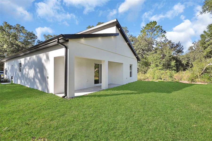 Exterior details and patio area of a home in , Dunnellon (Image 32).
