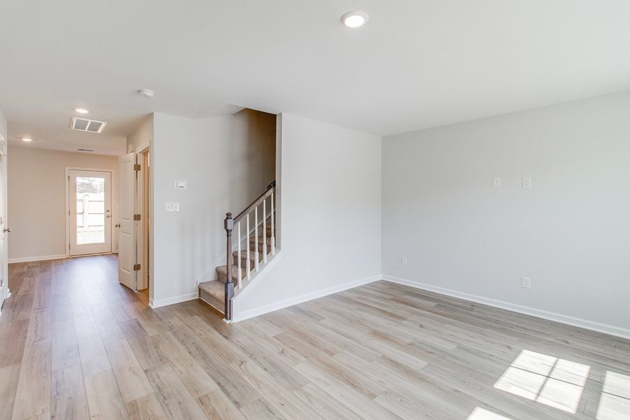 Spacious, unfurnished interior of a new home in Astoria, Columbia (Image 12).