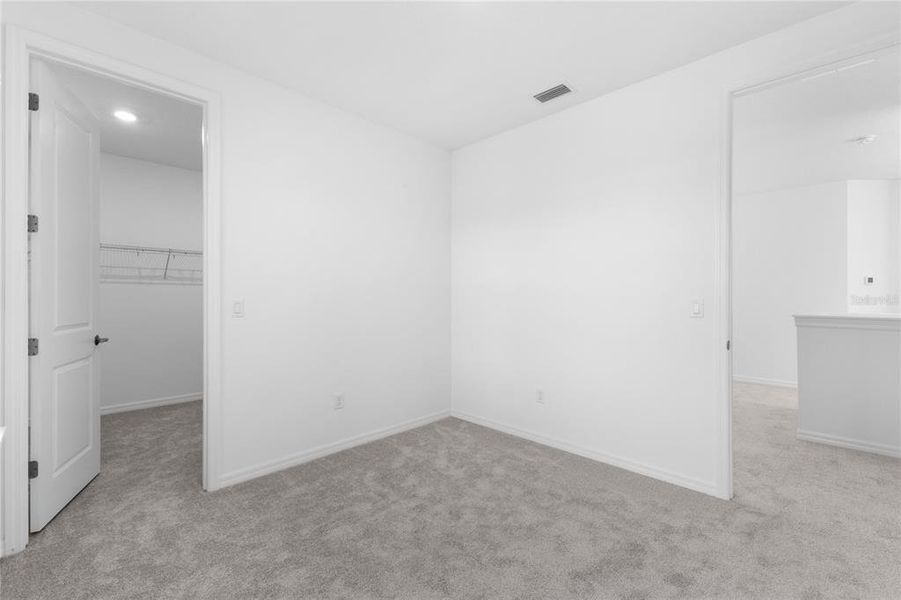 Spacious, unfurnished interior of a new home in , Sarasota (Image 17).