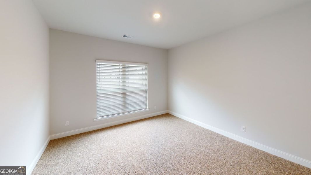 Spacious, unfurnished interior of a new home in Oakview Estates, Macon (Image 17).