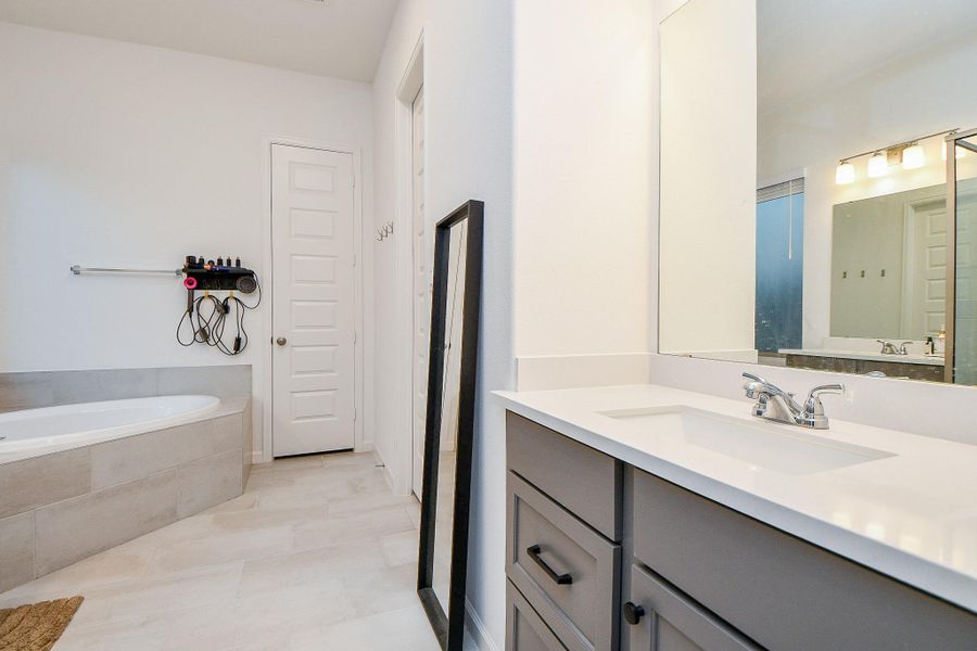 Furnished interior view inside a new home in Harvest Green 45', Richmond (Image 18). Furnished interior view inside a new home in Harvest Green 45', Richmond (Image 18).