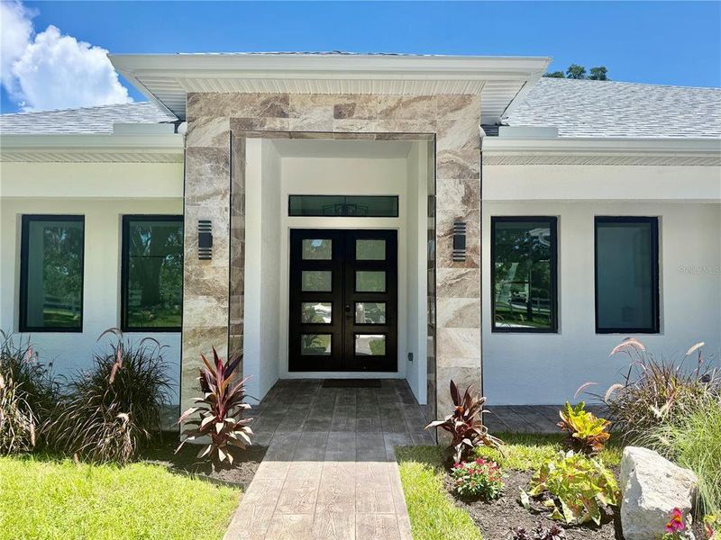 Exterior details and patio area of a home in , New Port Richey (Image 3).