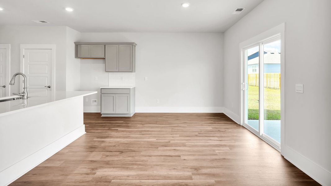 Spacious, unfurnished interior of a new home in Bella Point, Bolivia (Image 19).
