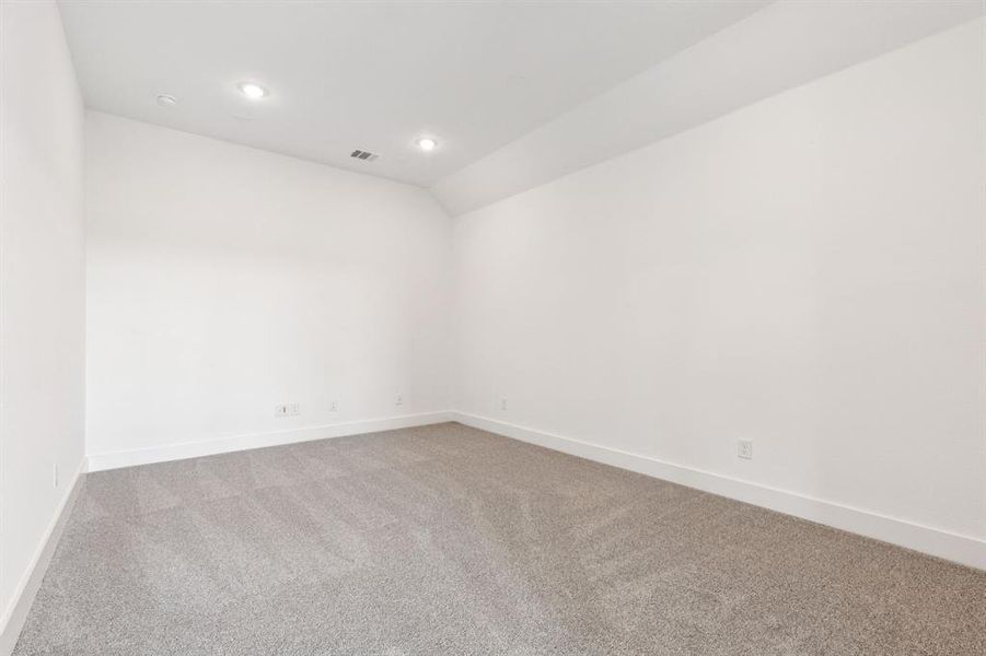 Spacious, unfurnished interior of a new home in Lakeway Estates, Waxahachie (Image 25).