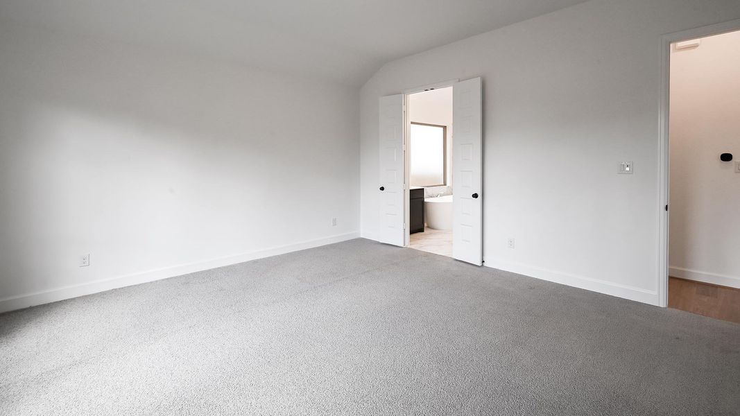 Spacious, unfurnished interior of a new home in 6 Creeks 45', Kyle (Image 15).