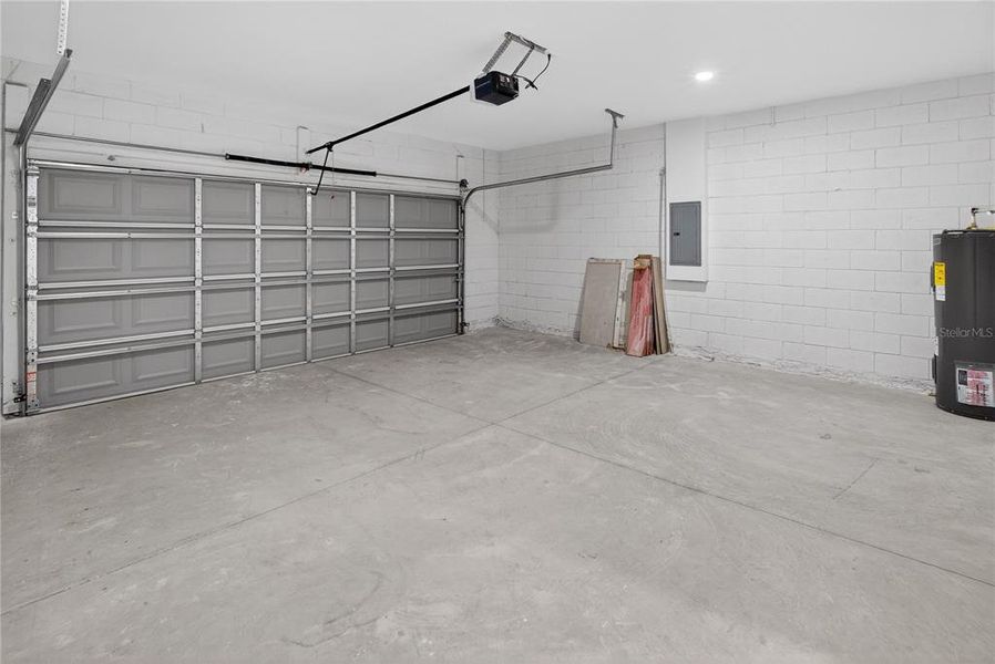 Spacious, unfurnished interior of a new home in , Ocala (Image 31).