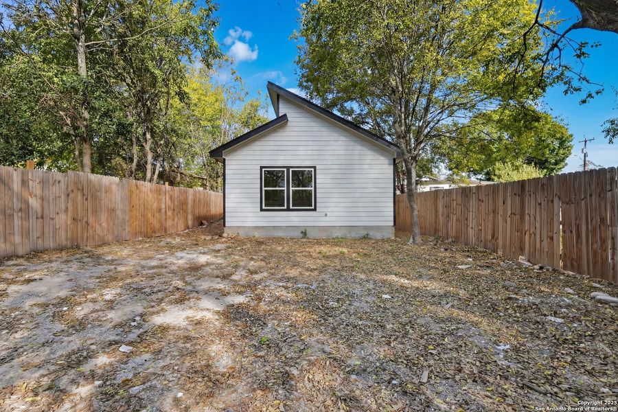 Exterior details and patio area of a home in , San Antonio (Image 16).