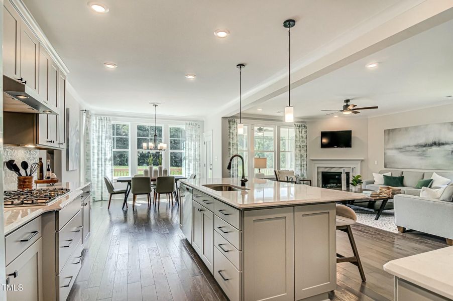 Kitchen & Breakfast Area