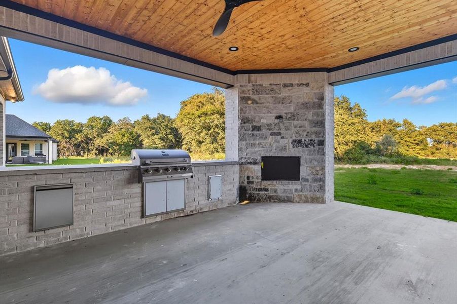 View of patio featuring an outdoor kitchen and a ceiling fan View of patio featuring an outdoor kitchen and a ceiling fan