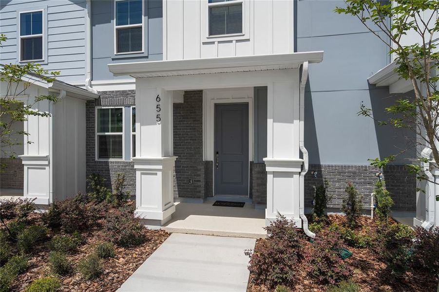 Exterior details and patio area of a home in Aulin Square, Oviedo (Image 3).
