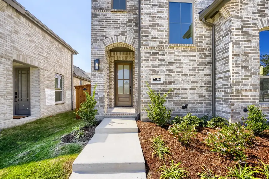 6028 Silverstein - Front Entryway