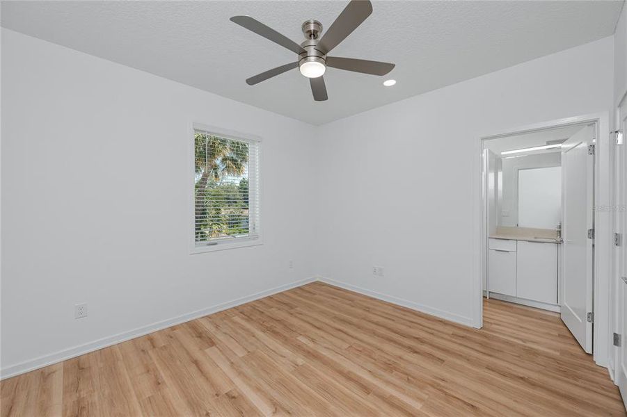 Spacious, unfurnished interior of a new home in , Tampa (Image 37).