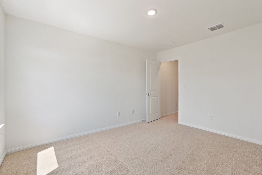 Spacious, unfurnished interior of a new home in Porter Country, Buda (Image 31).