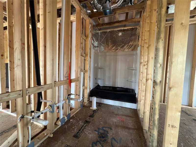 Spacious, unfurnished interior of a new home in Rolling Glen, Hutto (Image 26).