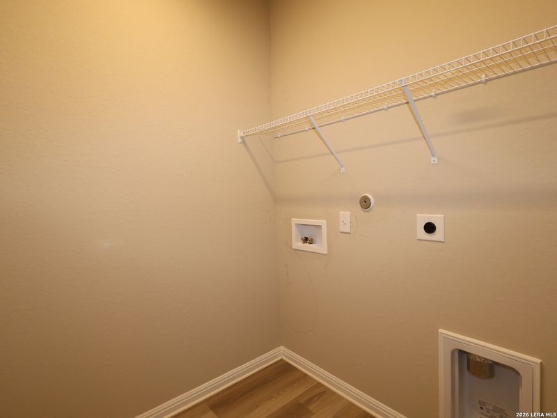 Spacious, unfurnished interior of a new home in Mesquite Ridge, San Antonio (Image 18).