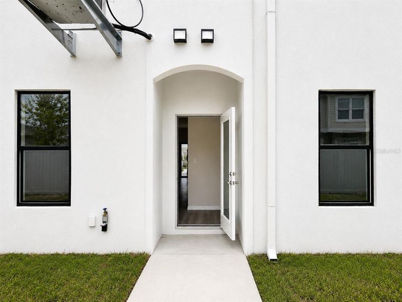 Exterior details and patio area of a home in , Tampa (Image 3).
