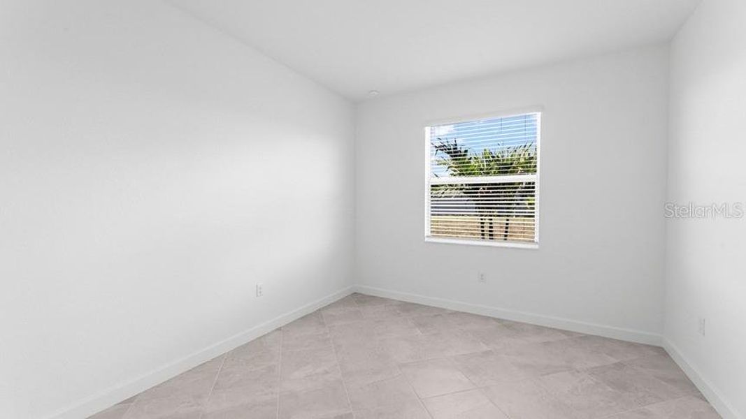 Spacious, unfurnished interior of a new home in Palm Lake at Coco Bay, Englewood (Image 28).