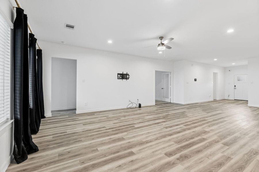 Spacious, unfurnished interior of a new home in , Fulshear (Image 33).