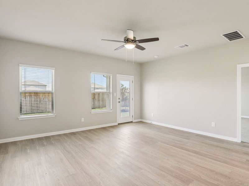Spacious, unfurnished interior of a new home in Arcadia Ridge - Premier Series, San Antonio (Image 14).