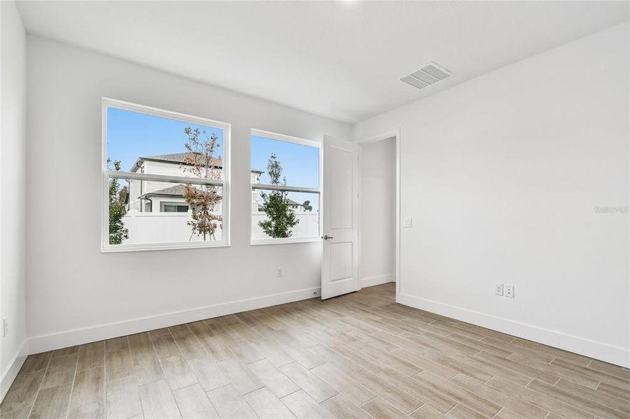 Spacious, unfurnished interior of a new home in Chapel Crossings, Wesley Chapel (Image 30).